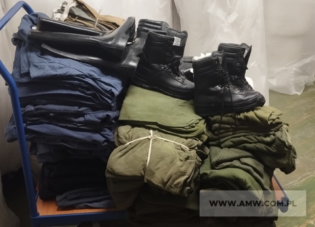 Odzież i akcesoria powojskowe - pakiet zawierający 17 poz. asort. (wg oddzielnego wykazu), w tym m.in.: kurtki, bluzy, buty itp. 